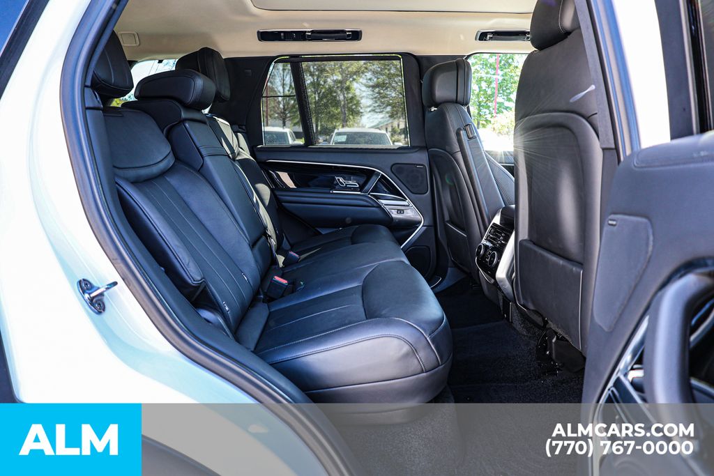 Used 2023 White Land Rover SE image 22