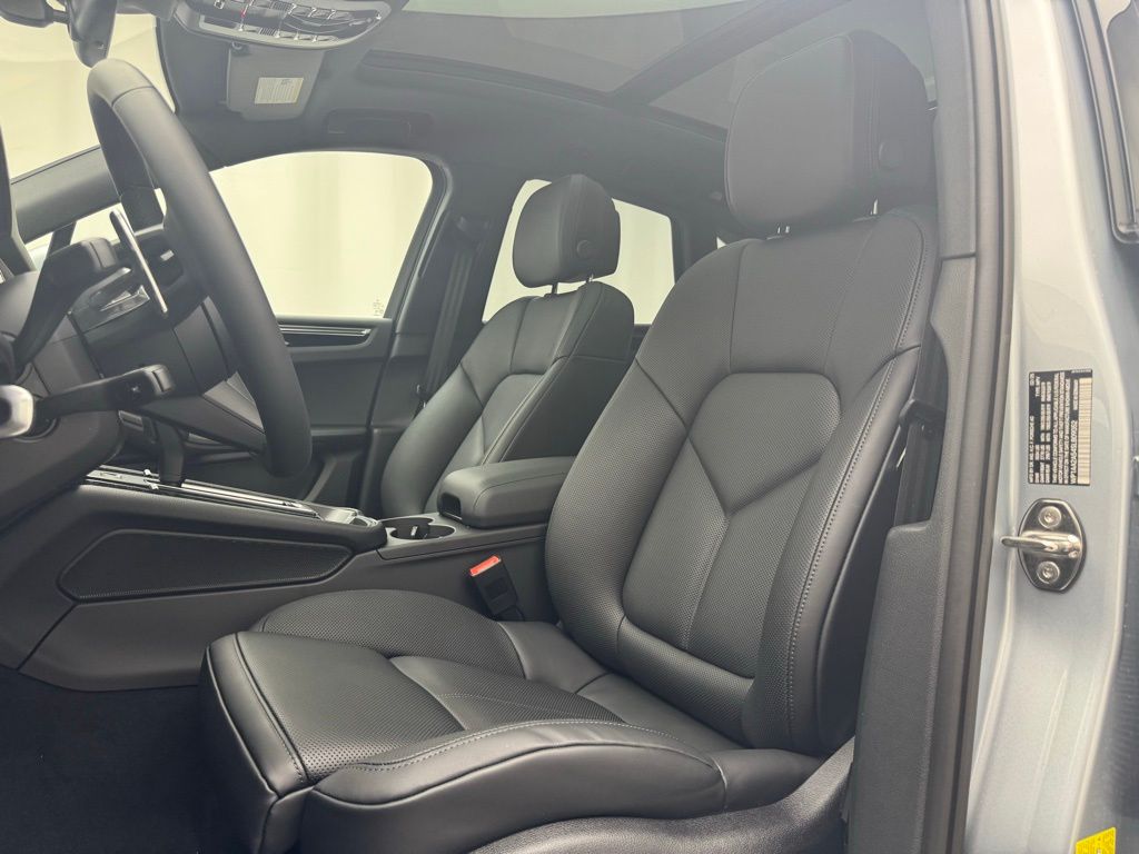 Thumbnail: 2025 Porsche Macan - 5