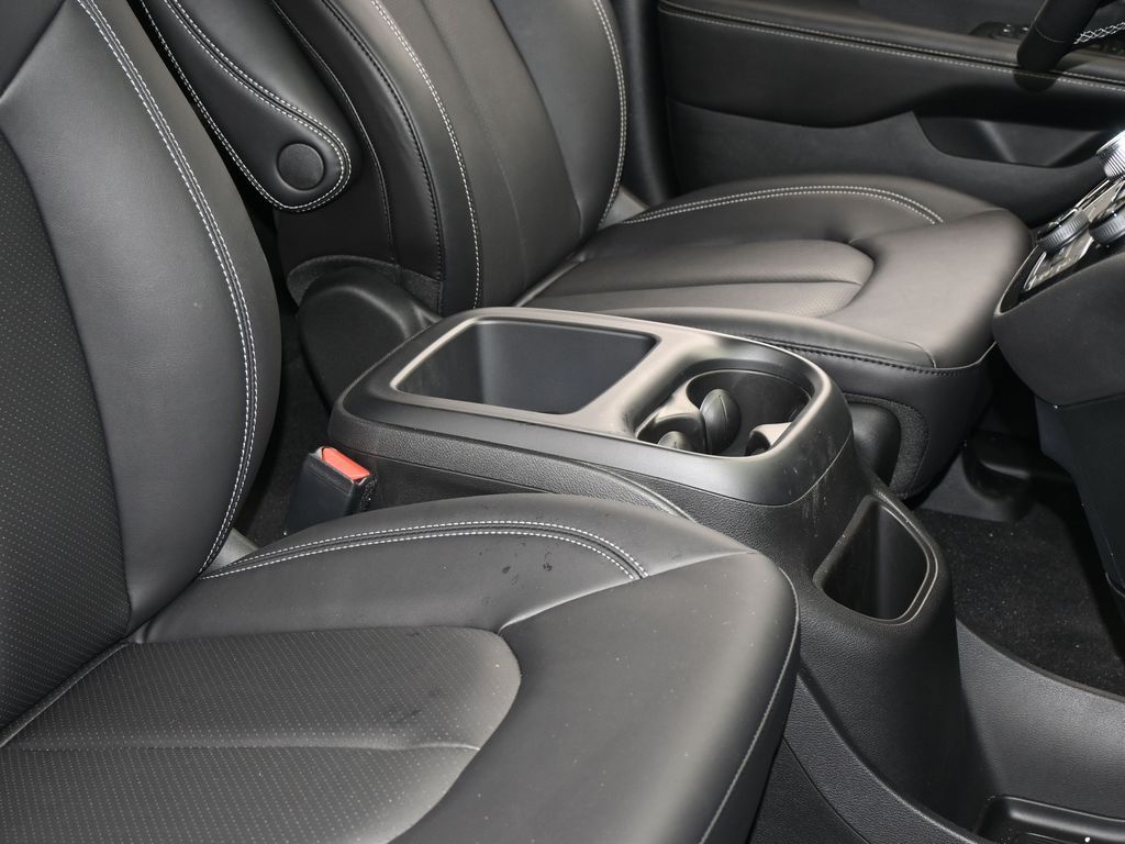 New 2026 Bright White Clearcoat Chrysler Select image 42