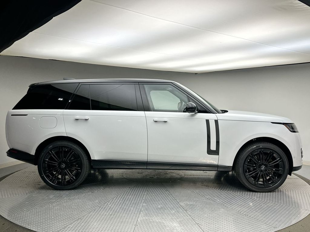 2025 Land Rover Range Rover SE 4