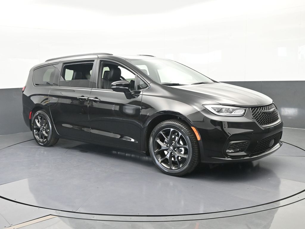 New 2026 Diamond Black Crystal Pearlcoat Chrysler Select image 8