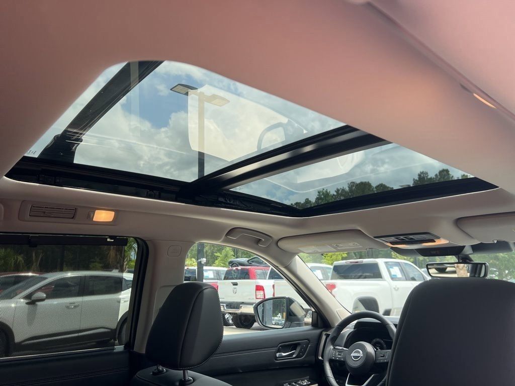 2025 Everest White Pearl Tricoat/Super Black Nissan Pathfinder Platinum FWD SUV