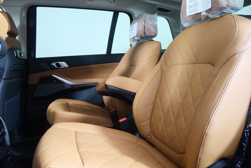 Thumbnail: 2026 BMW X7 - 15