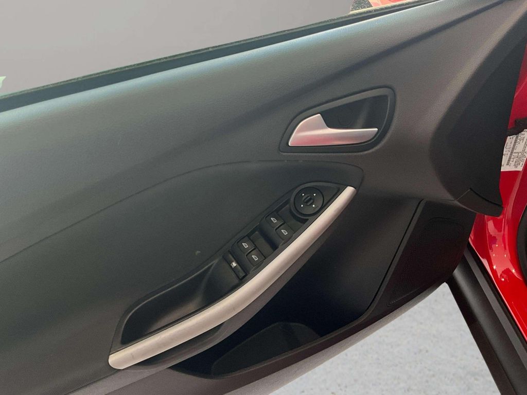 Used 2013 Race Red Ford SE image 15