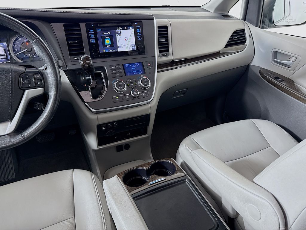 Thumbnail: 2017 Toyota Sienna - 24