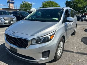 2017 Kia Sedona LX's photo