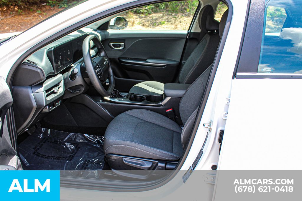 Used 2025 White Kia LXS image 17