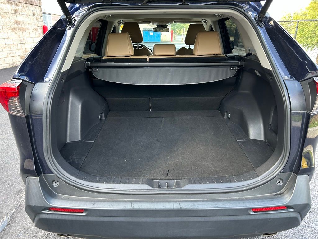 2021 Toyota RAV4 XLE Premium 10