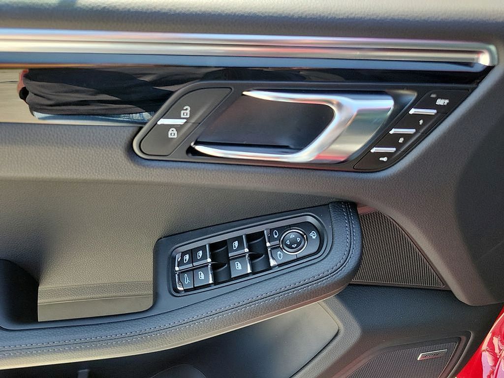 2025 Porsche Macan  12