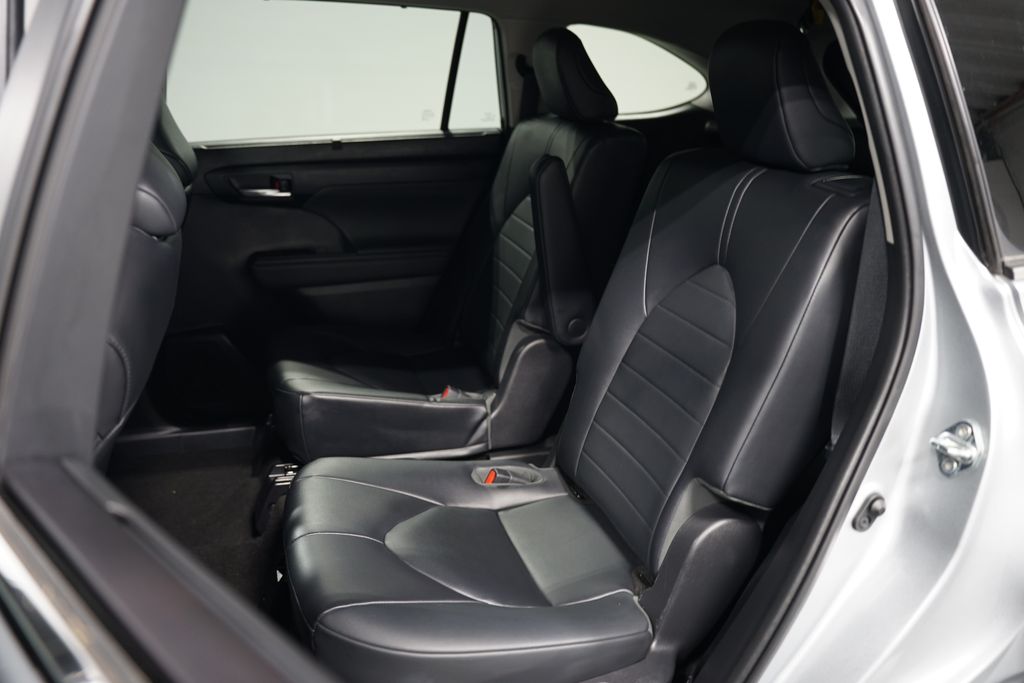 2023 Toyota Highlander XLE 28