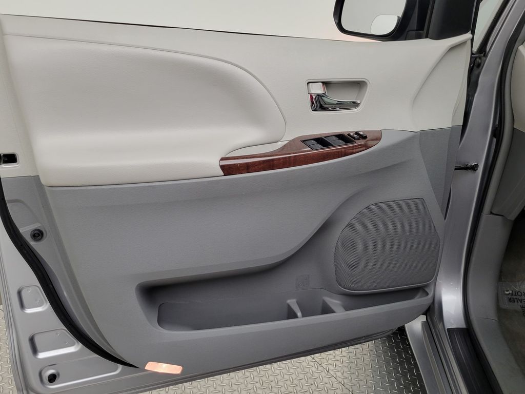 Thumbnail: 2012 Toyota Sienna - 30