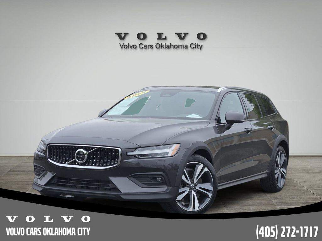 Platinum Gray Metallic 2025 Volvo V60 Cross Country B5 Plus AWD Wagon All-Wheel Drive Automatic