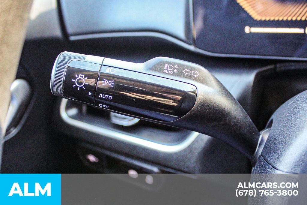 Used 2025 White Kia LXS image 28