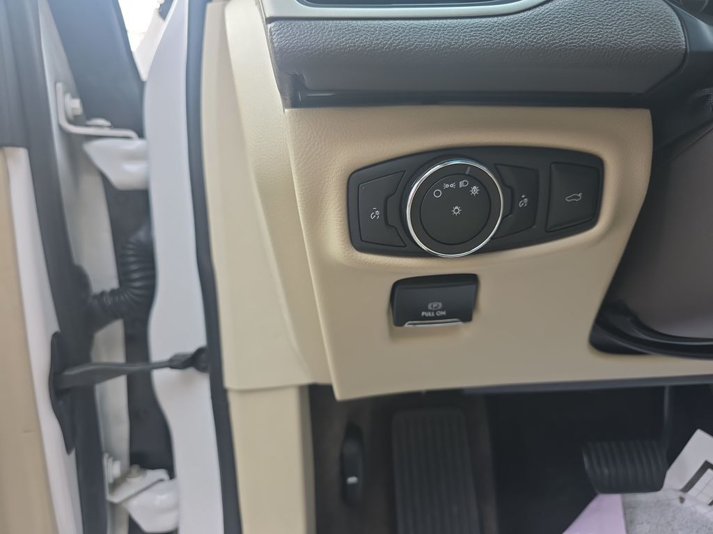 Used 2018 White Lincoln Select image 16