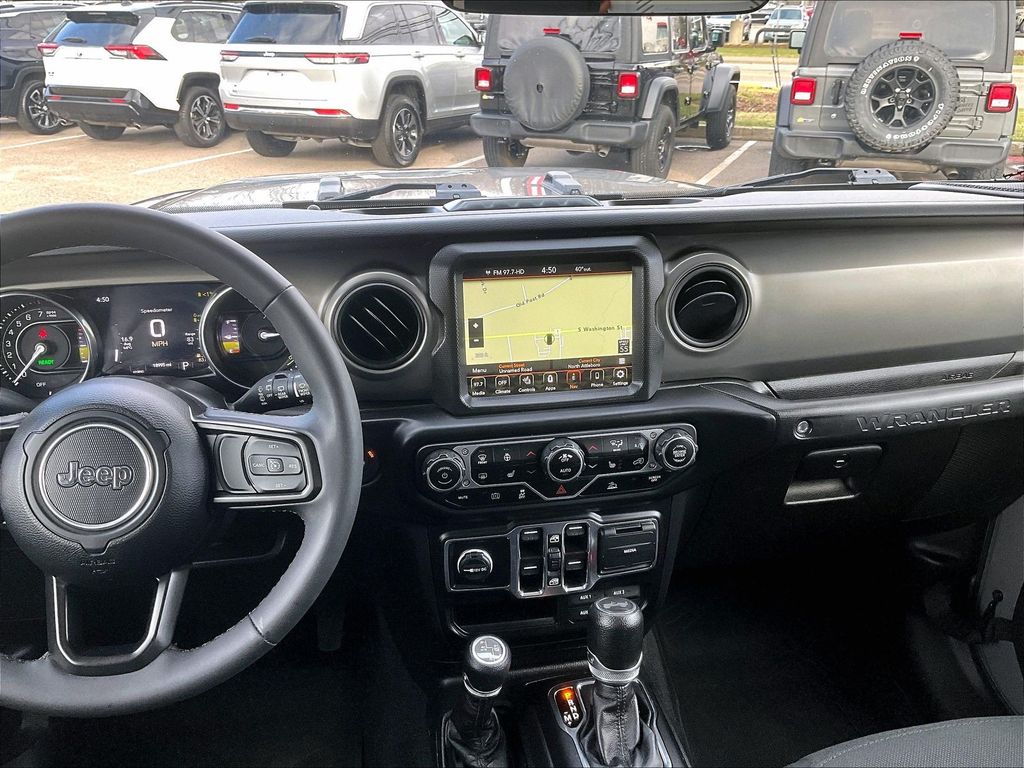 2023 Jeep Wrangler — photo 18