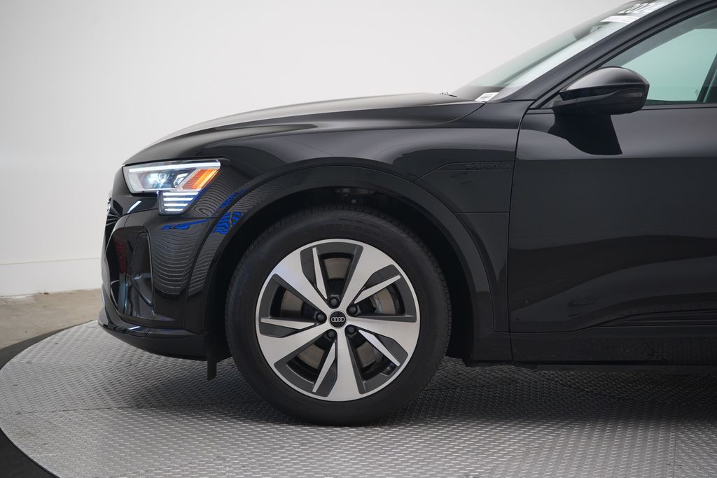Thumbnail: 2024 Audi Q8 e-tron - 2