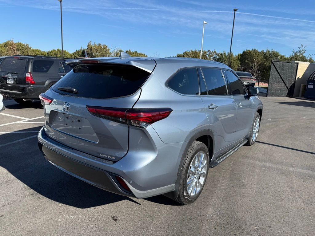 Thumbnail: 2020 Toyota Highlander - 4