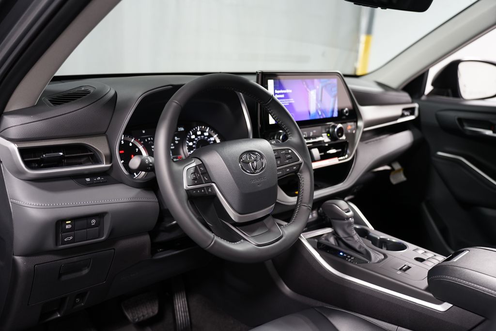 2025 Toyota Highlander XLE 11