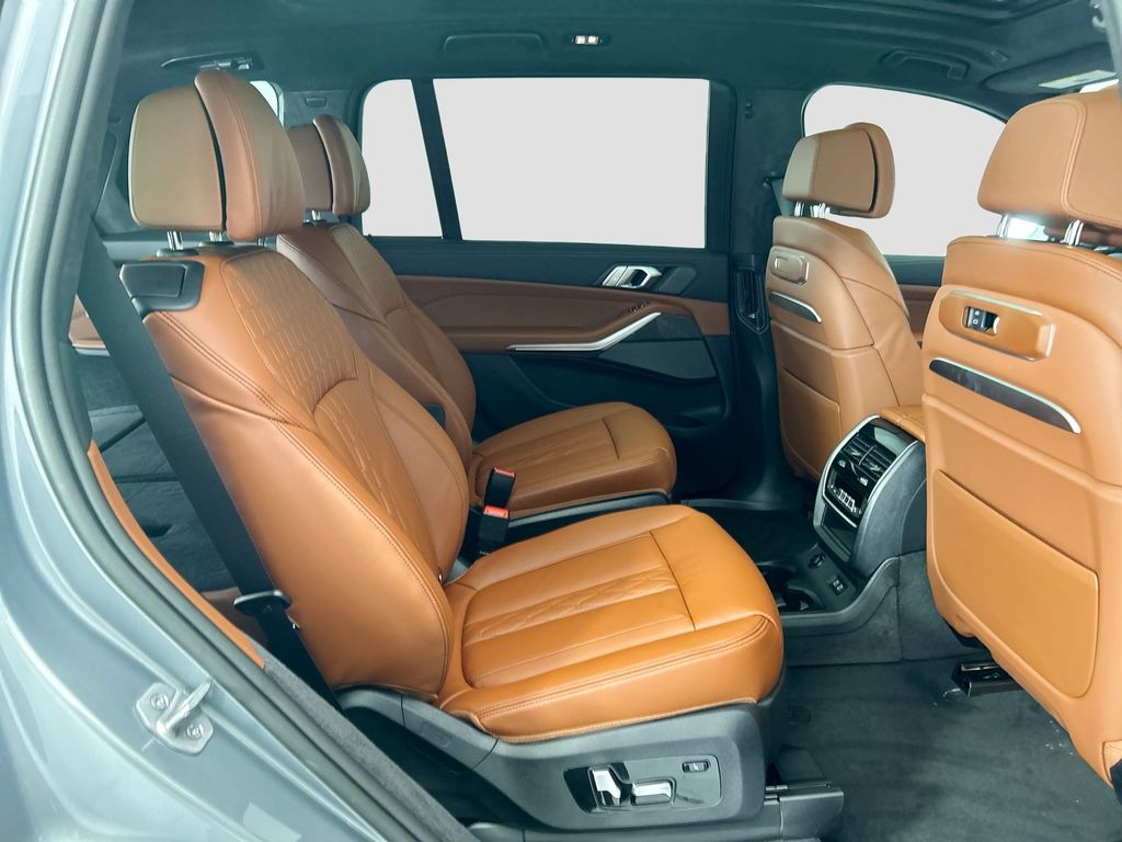 Thumbnail: 2027 BMW X7 - 21