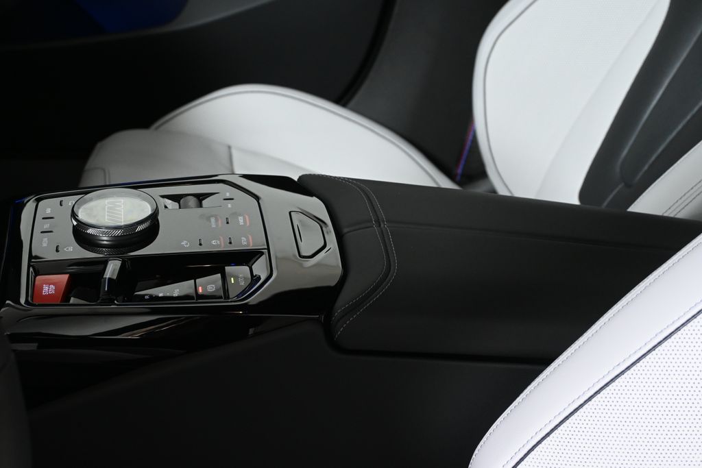 Thumbnail: 2026 BMW M5 - 25