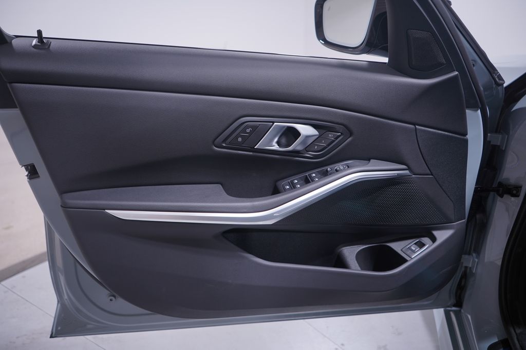 Thumbnail: 2026 BMW 3 Series - 12