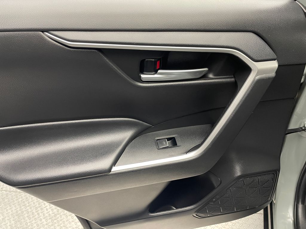 2023 Toyota RAV4 XLE 32