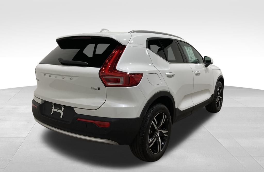 2025 Volvo XC40 B5 Core Bright Theme