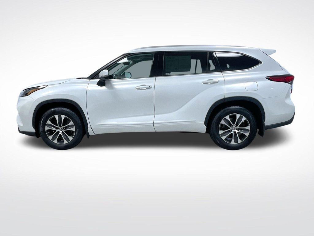 2022 Toyota Highlander XLE - Photo 10