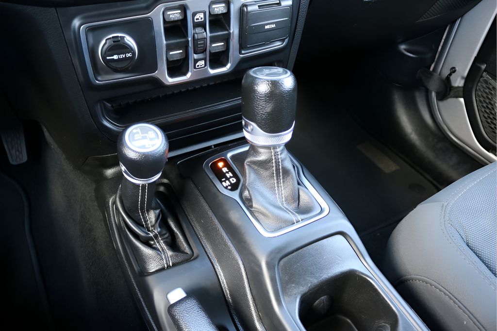Used 2019 Silver Jeep Unlimited Sahara image 26