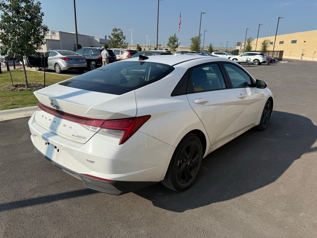 Thumbnail: 2022 Hyundai Elantra - 4
