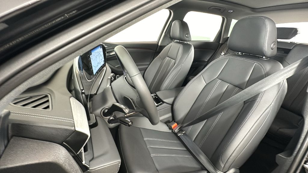 Thumbnail: 2025 Audi Q6 e-tron - 28