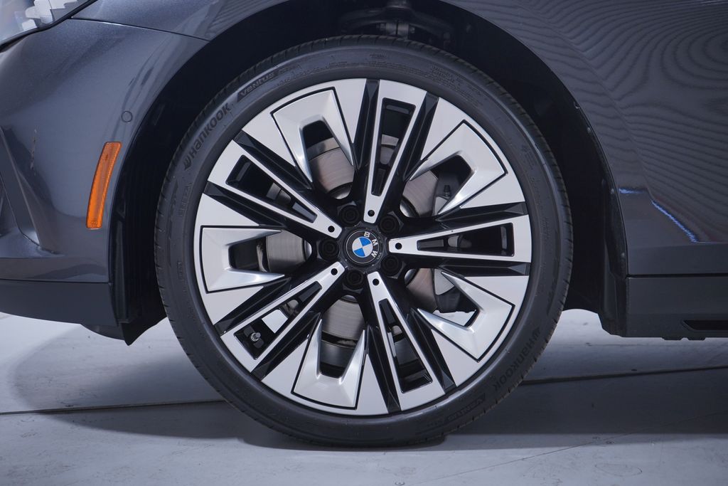 Thumbnail: 2025 BMW 5 Series - 2