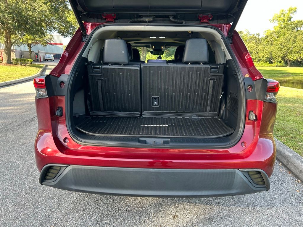 Thumbnail: 2022 Toyota Highlander - 10