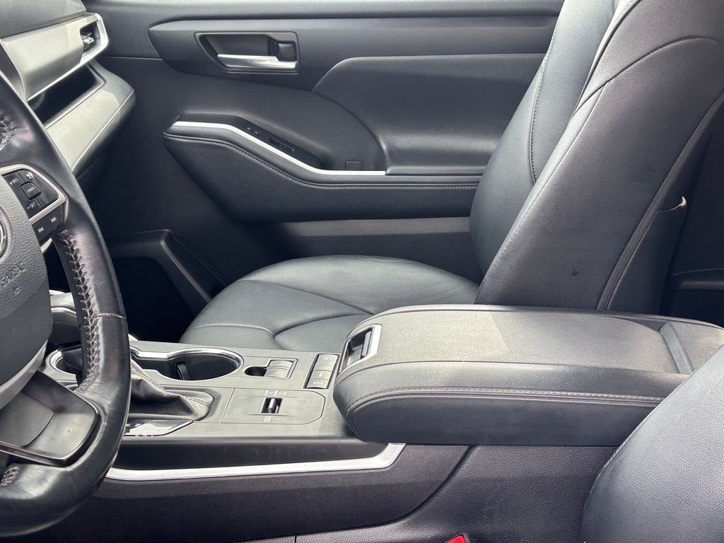 Used Car 2022 Toyota Highlander  Xle For Sale Under $30,000 In Austin, Texas