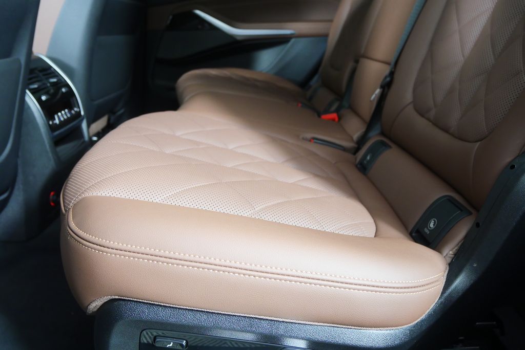 Thumbnail: 2026 BMW X7 - 14