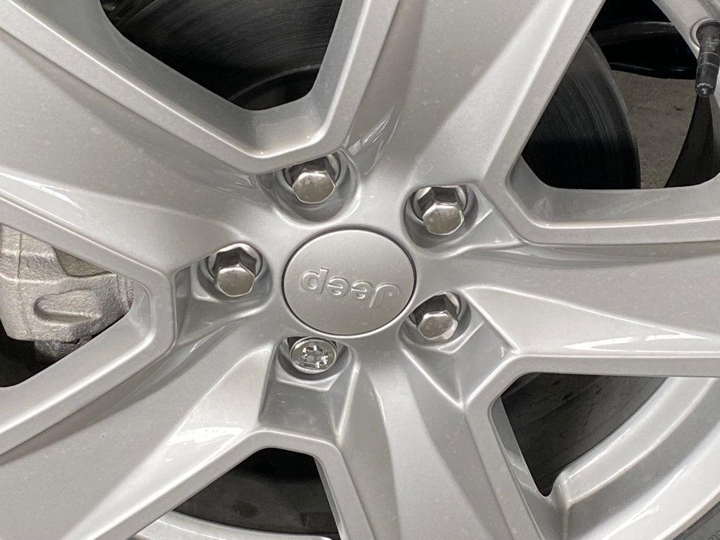 New 2022 Bright White Clearcoat Jeep Latitude image 13