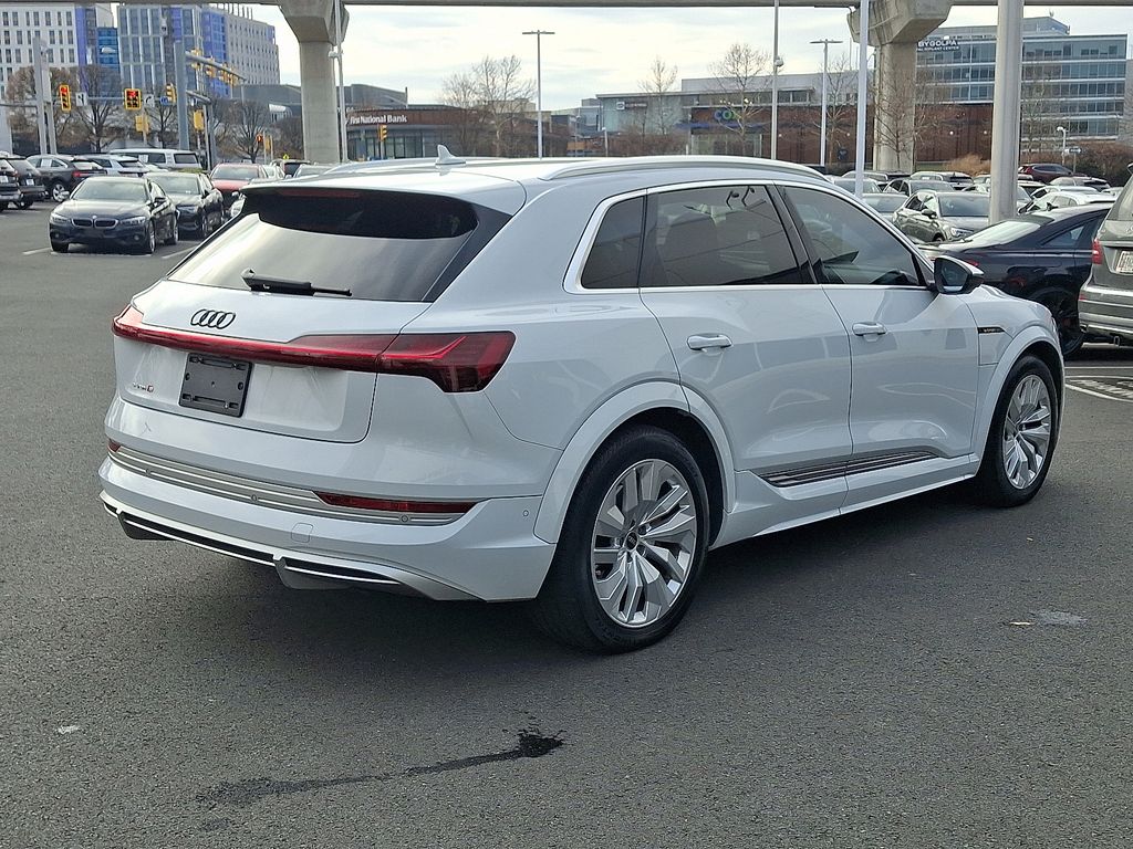Thumbnail: 2022 Audi e-tron S - 4