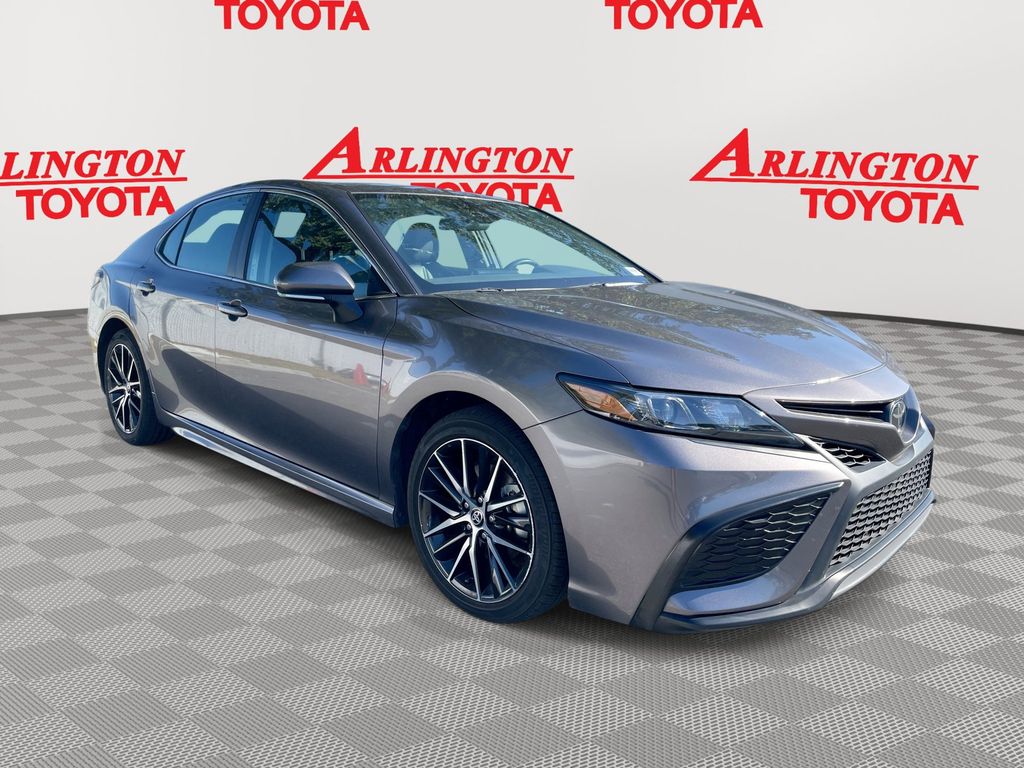 2024 Toyota Camry SE's photo