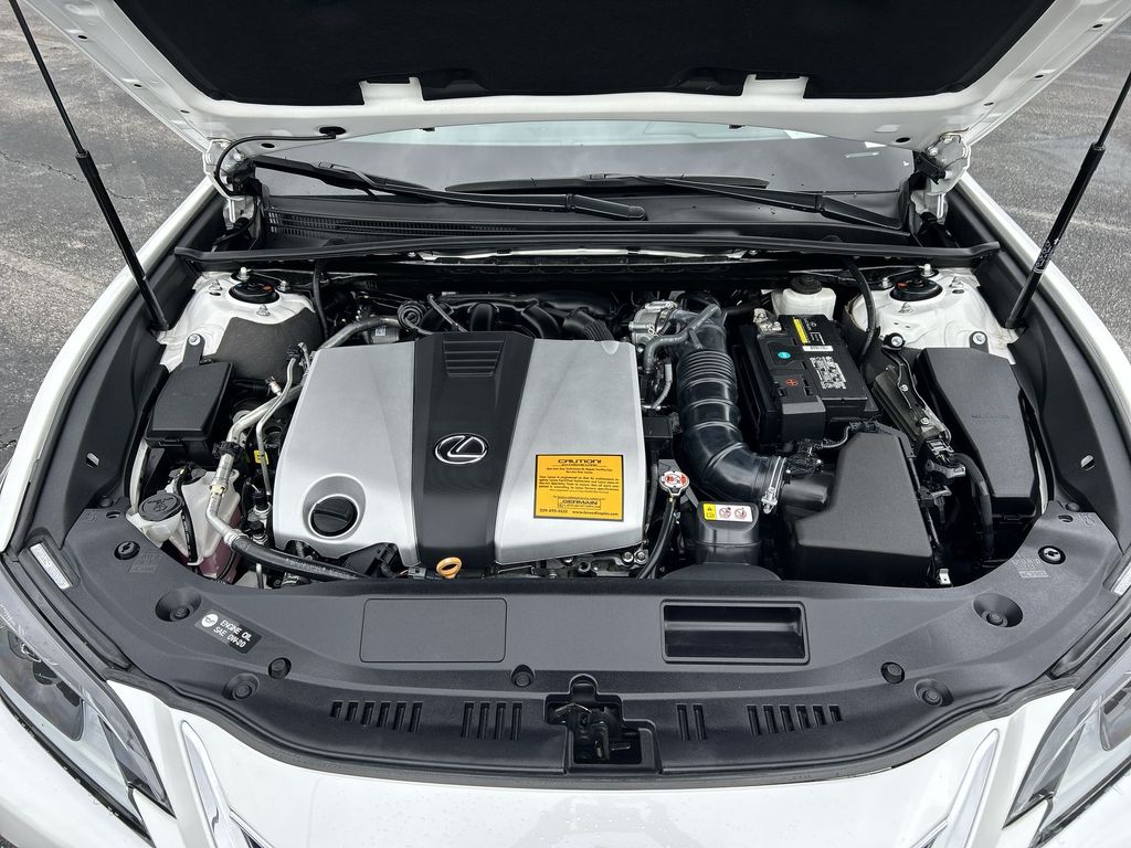 Thumbnail: 2021 Lexus ES - 14