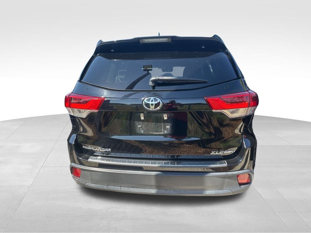 2019 Midnight Black Metallic Toyota Highlander XLE AWD SUV