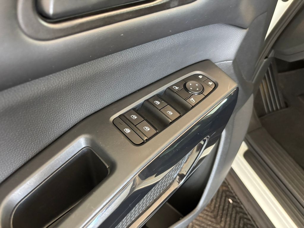 2023 Nissan Pathfinder SV