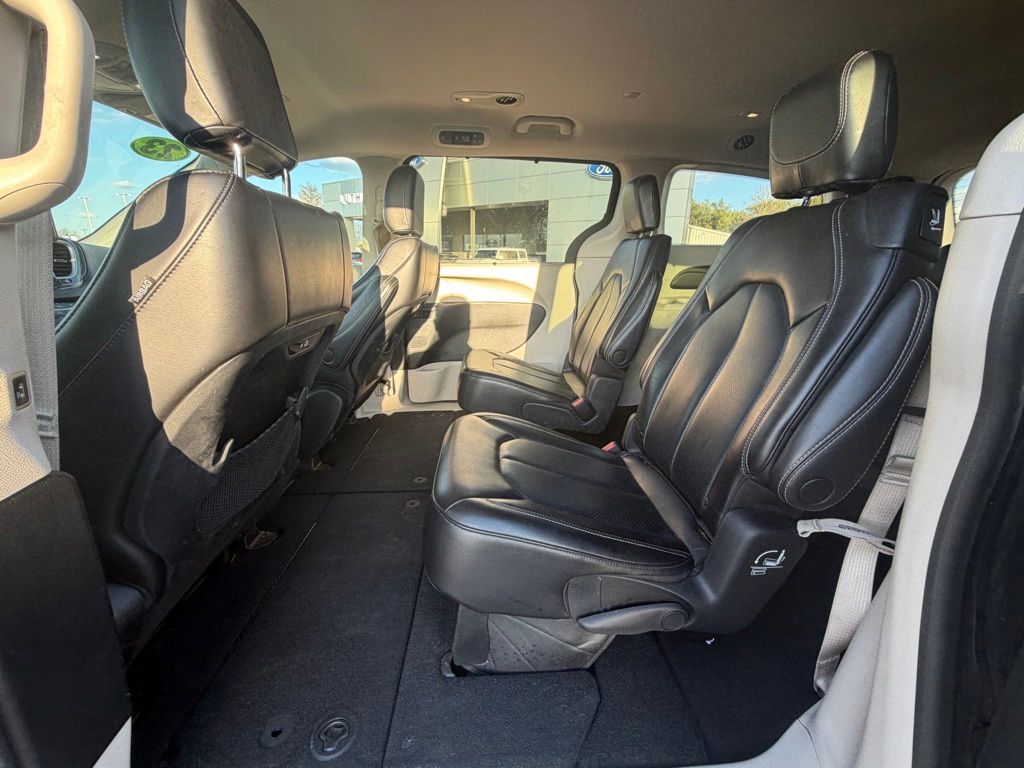 2023 Chrysler Pacifica Touring L - 11