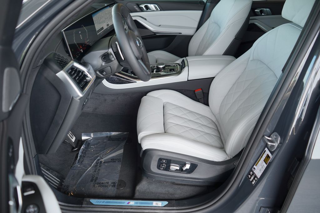 Thumbnail: 2026 BMW X7 - 10
