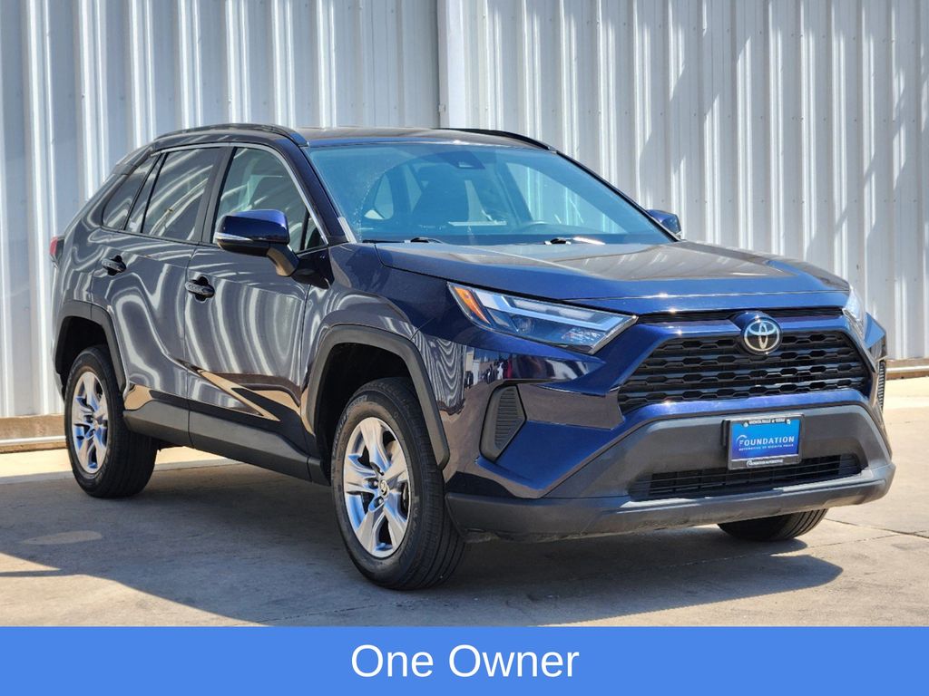 2022 Toyota RAV4 XLE 3