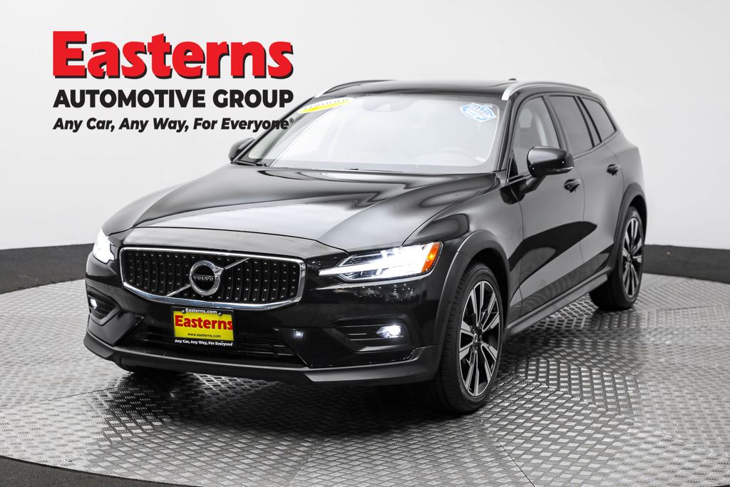 2022 Volvo V60 Cross Country Base's photo