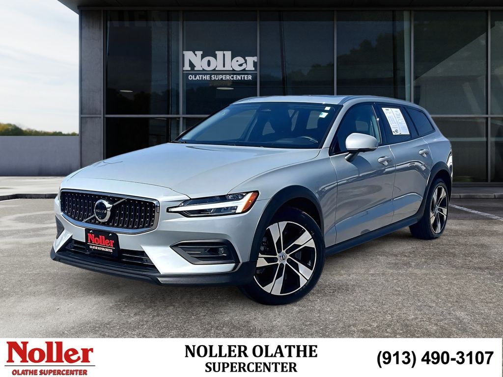 Vapour Gray Metallic 2024 Volvo V60 Cross Country B5 Plus AWD Wagon All-Wheel Drive Automatic