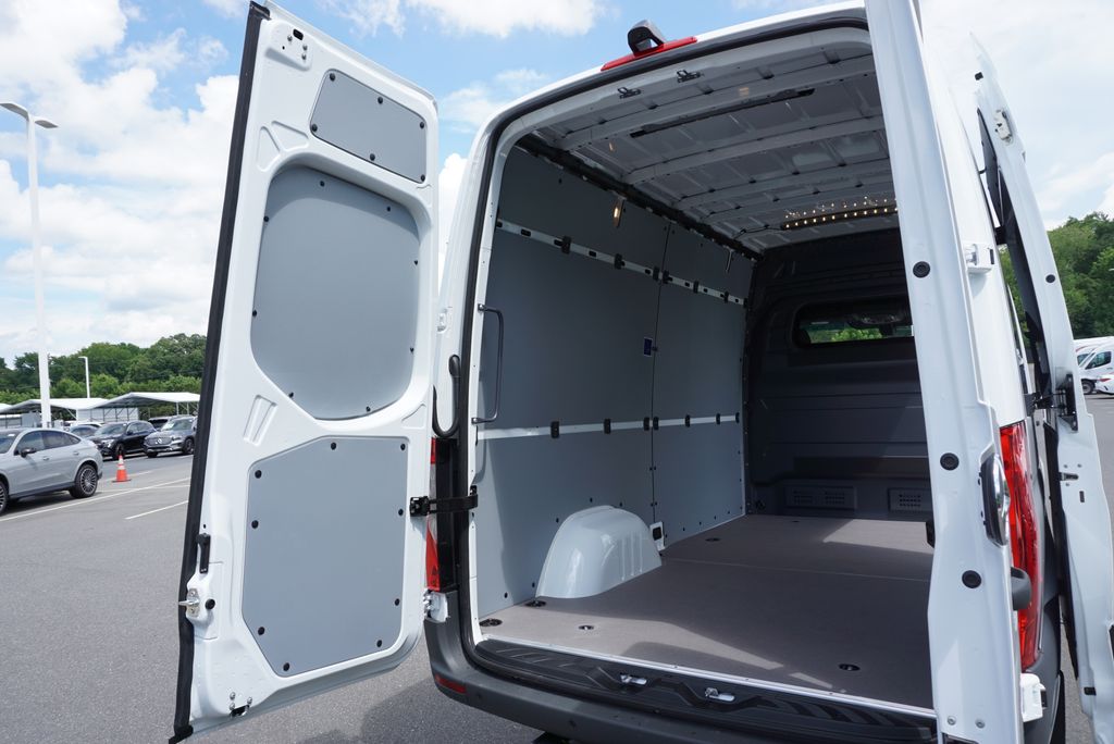 Thumbnail: 2025 Mercedes-Benz Sprinter - 17