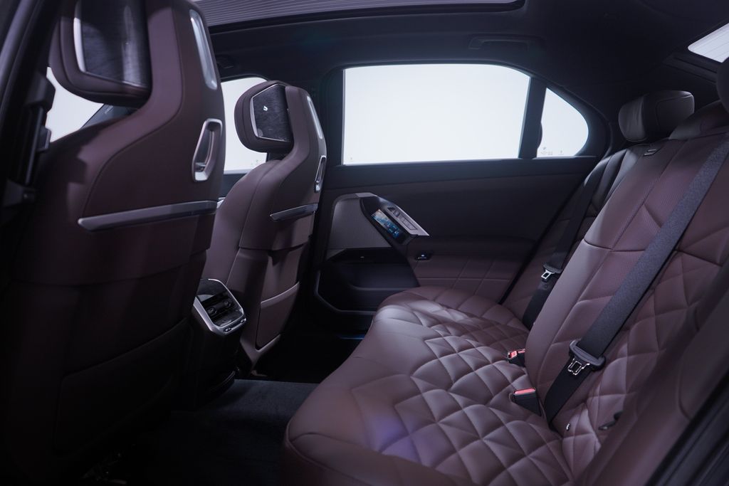 2025 BMW 7 Series 740i 9