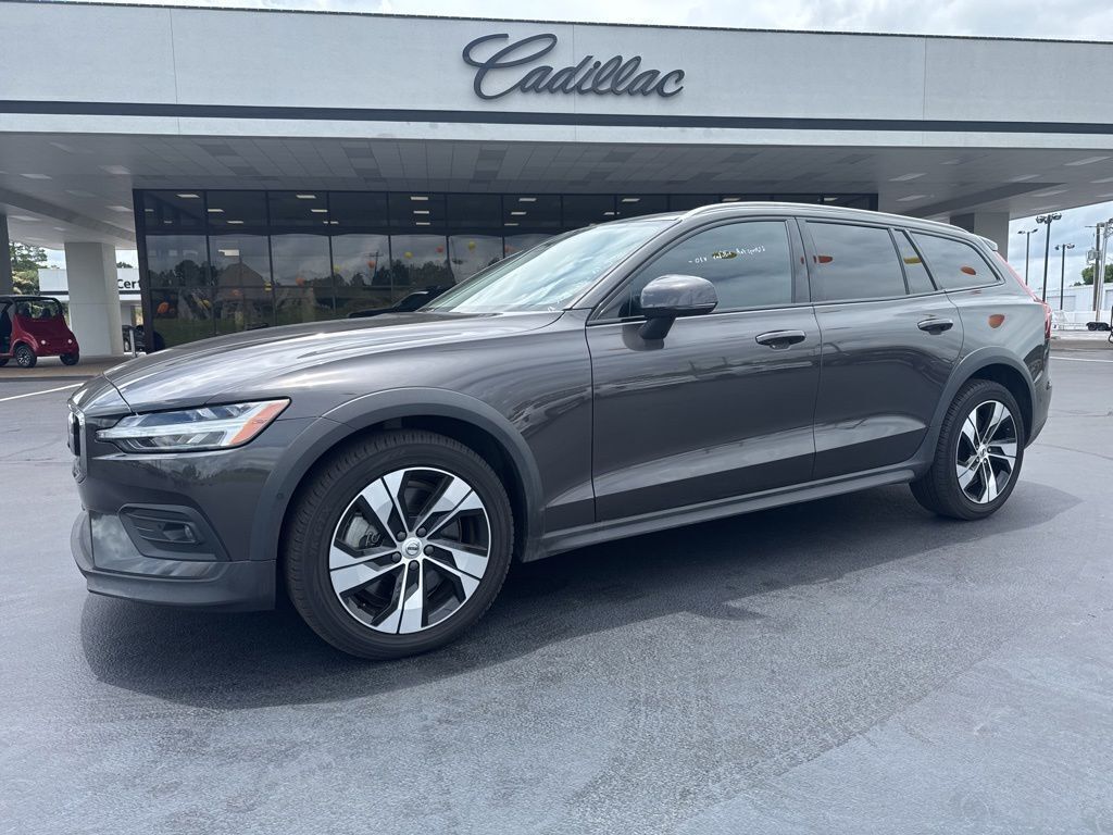 Platinum Gray Metallic 2025 Volvo V60 Cross Country B5 Plus AWD Wagon All-Wheel Drive Automatic