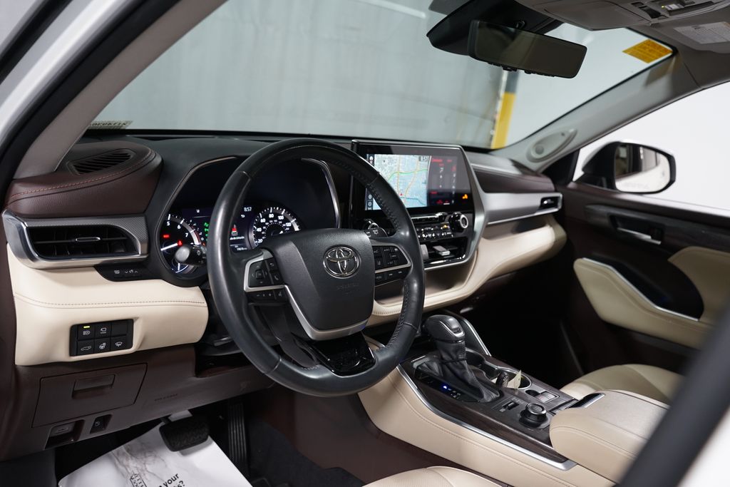 Thumbnail: 2022 Toyota Highlander - 11
